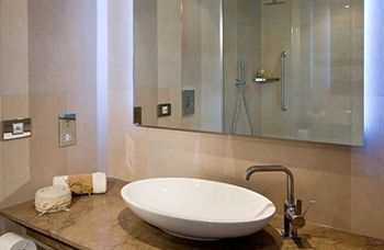 Clayton Hotel 4*